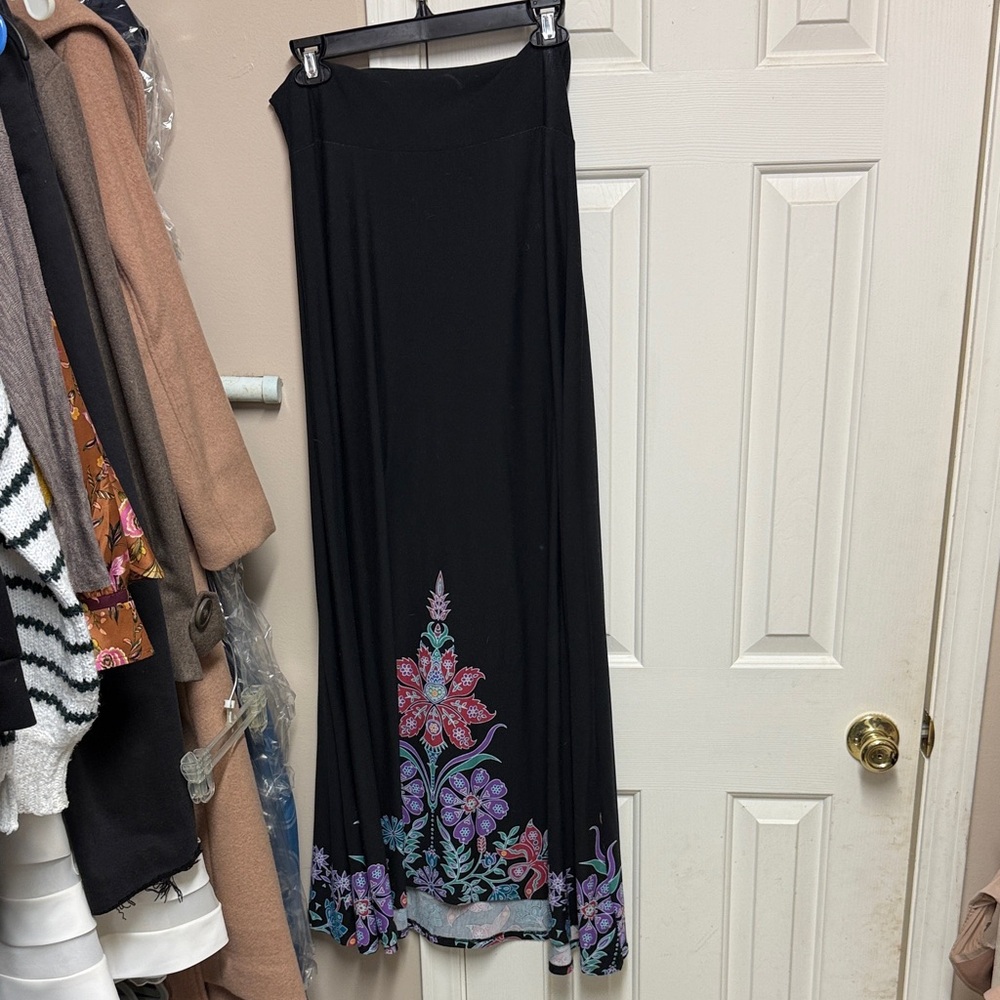Chic Black Maxi Skirt with Floral Embroidery
